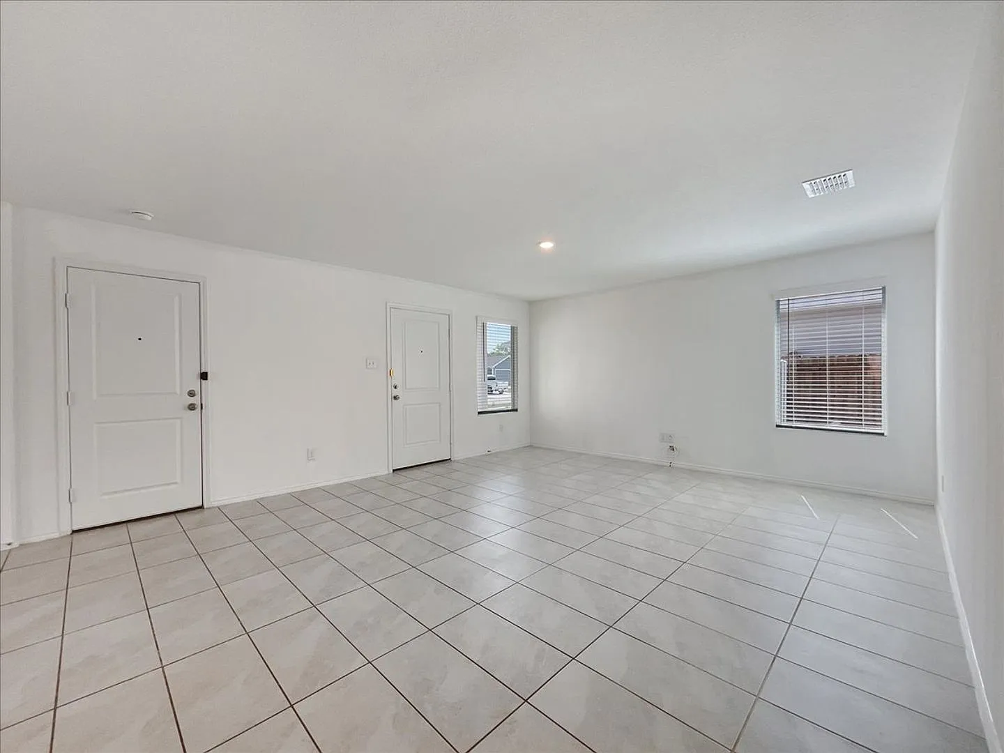 Move in ready! 3-bed 2-bath 1400+ sqft home located in the desirable Preserve at Honey Creek subd... — Photo 2