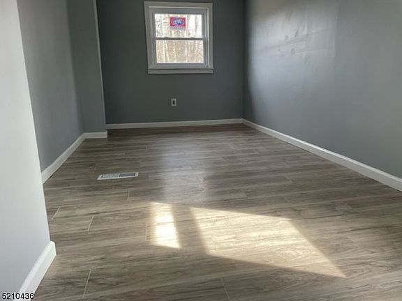 3rd image of 29 John St