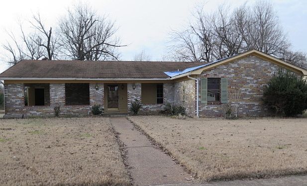 1st image of 901 Pierce Ln