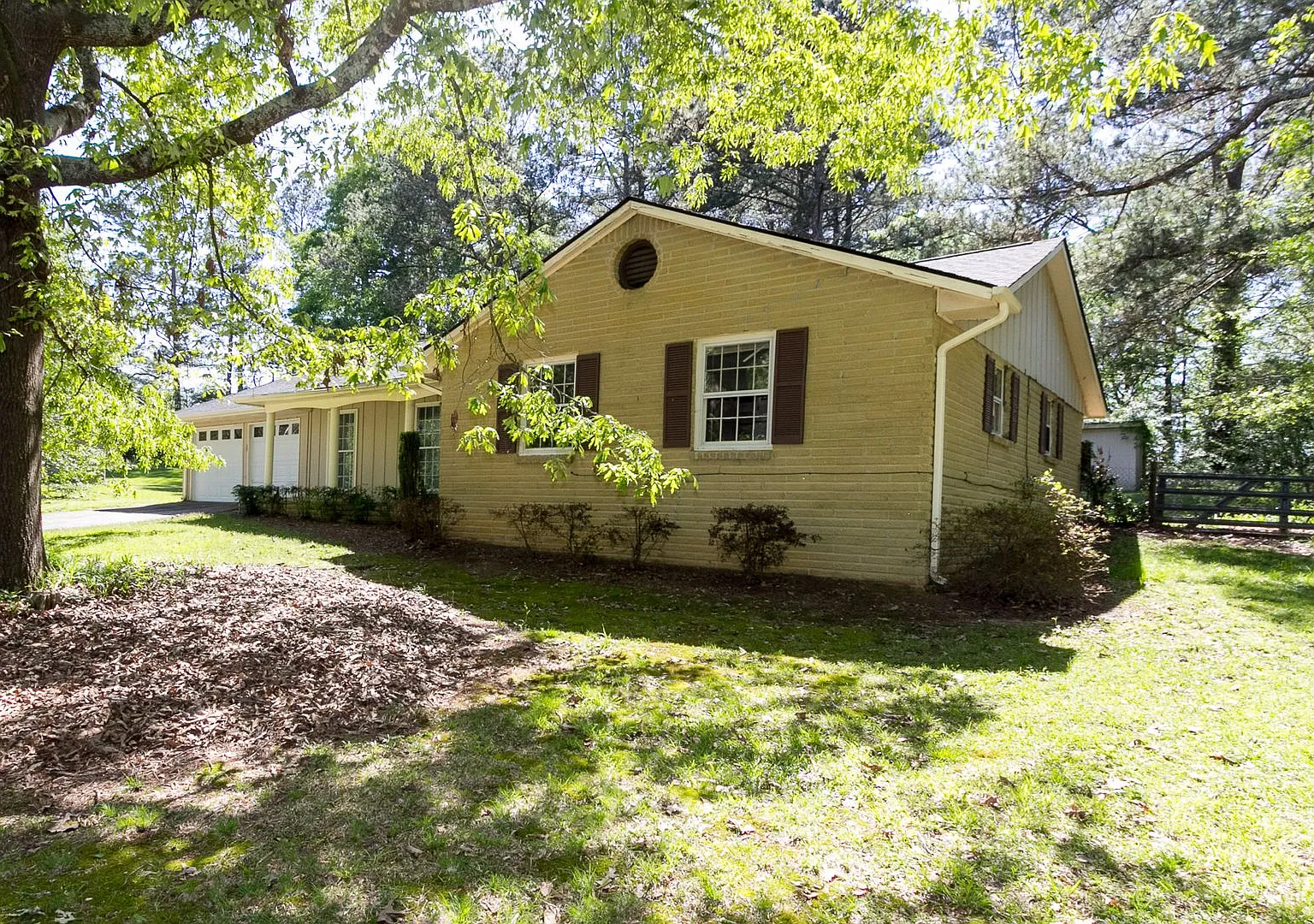 Available Now! - 3 Bedroom 2 Bathroom Open Floorplan — Photo 2