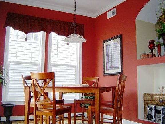 Breakfast area with crown moldings and niches