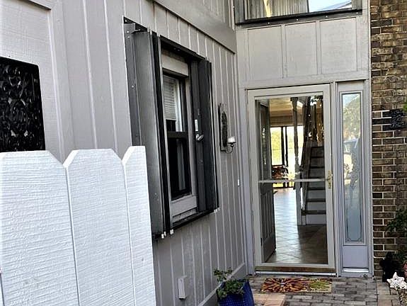 5th image of 160 Breezeway Ct
