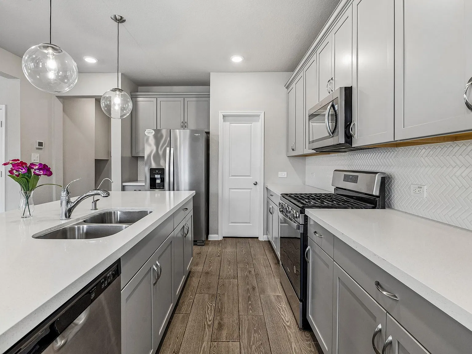4 bed, 2.5 bath, 2272 sqft, $2,200 — Photo 3