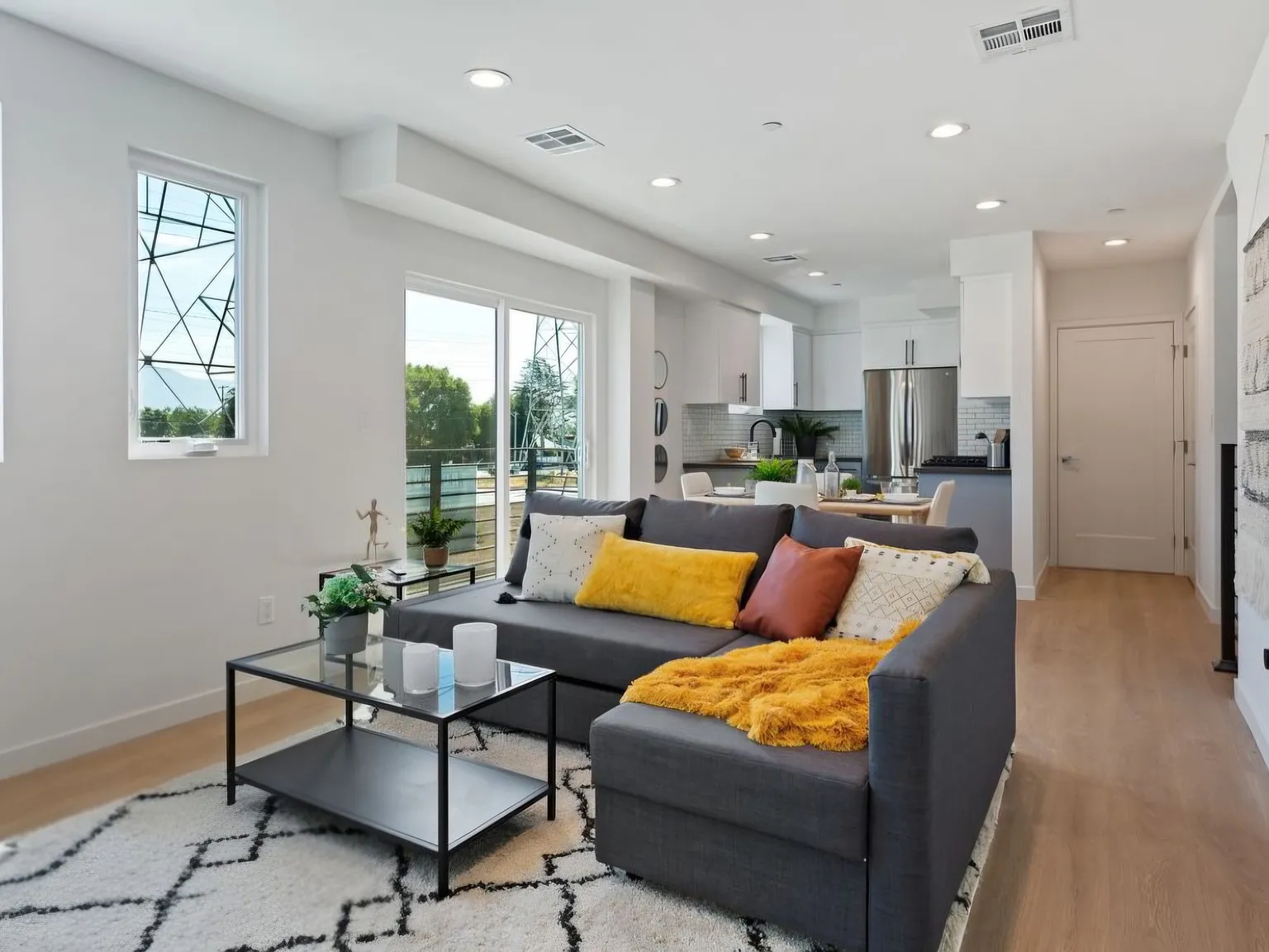 3 bed, 3.5 bath, 1800 sqft, $3,675 — Photo 3