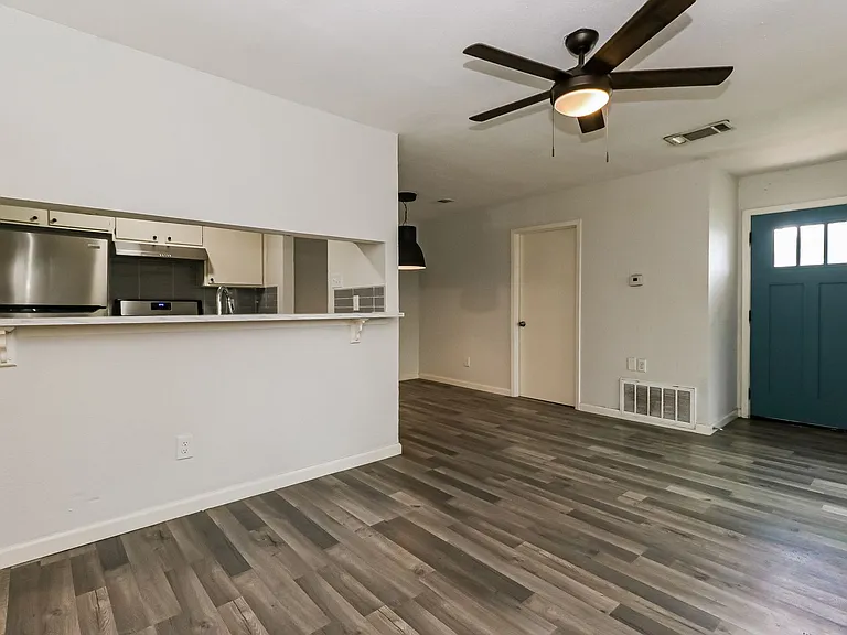 6710 Wentworth Dr — Photo 3