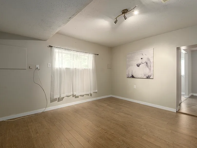 Diamond Ave — Photo 3