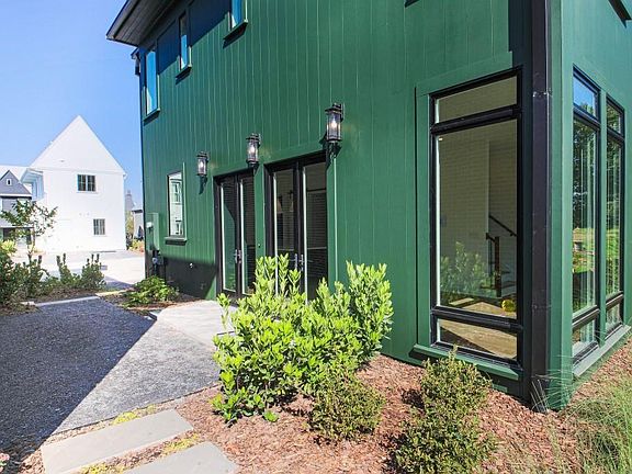 3rd image of 130 Carlyle Ln