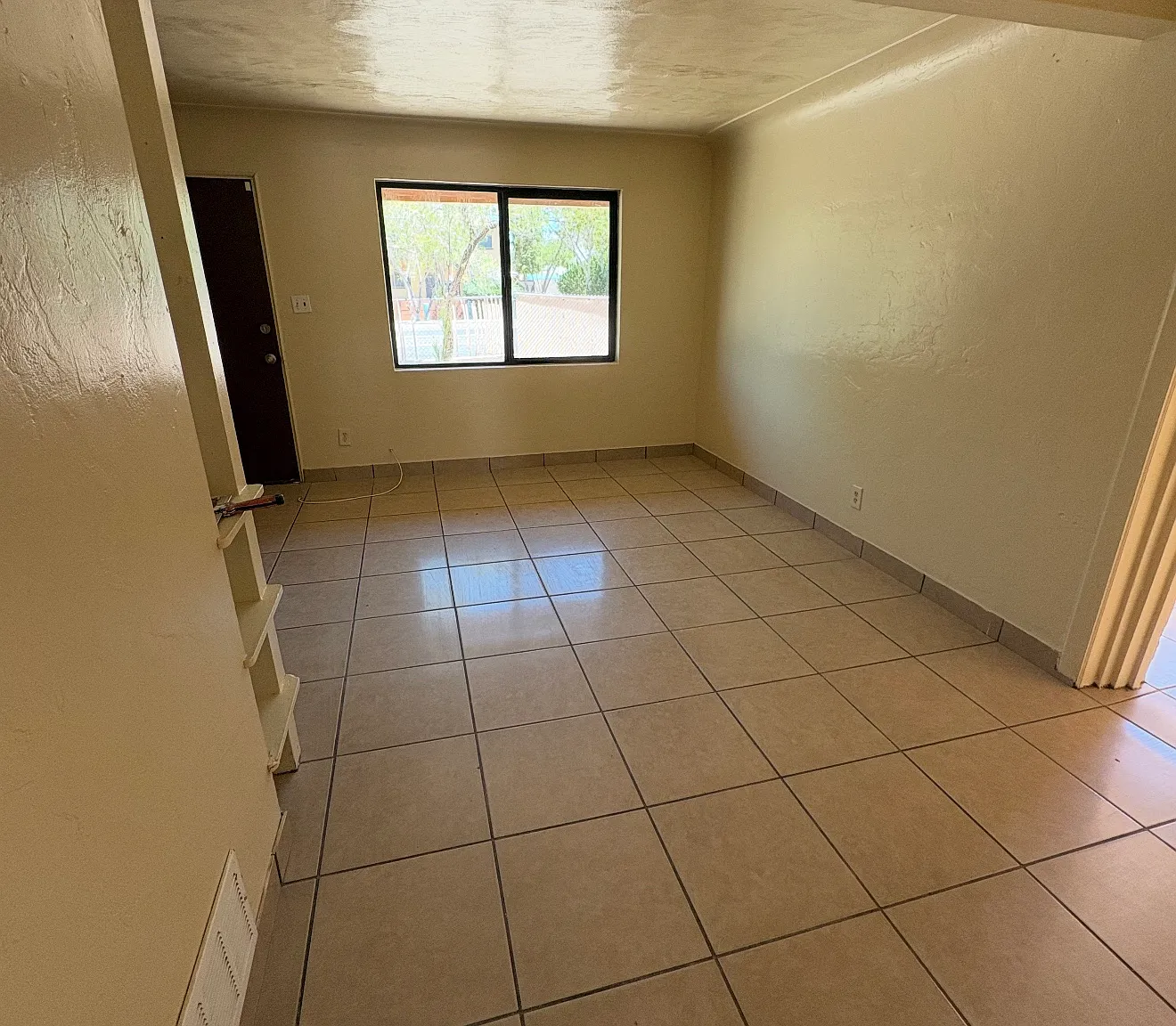 6 bed, 2400 sqft, $2,200 — Photo 3