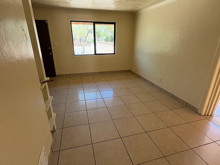 120 E Glenn St — Photo 3