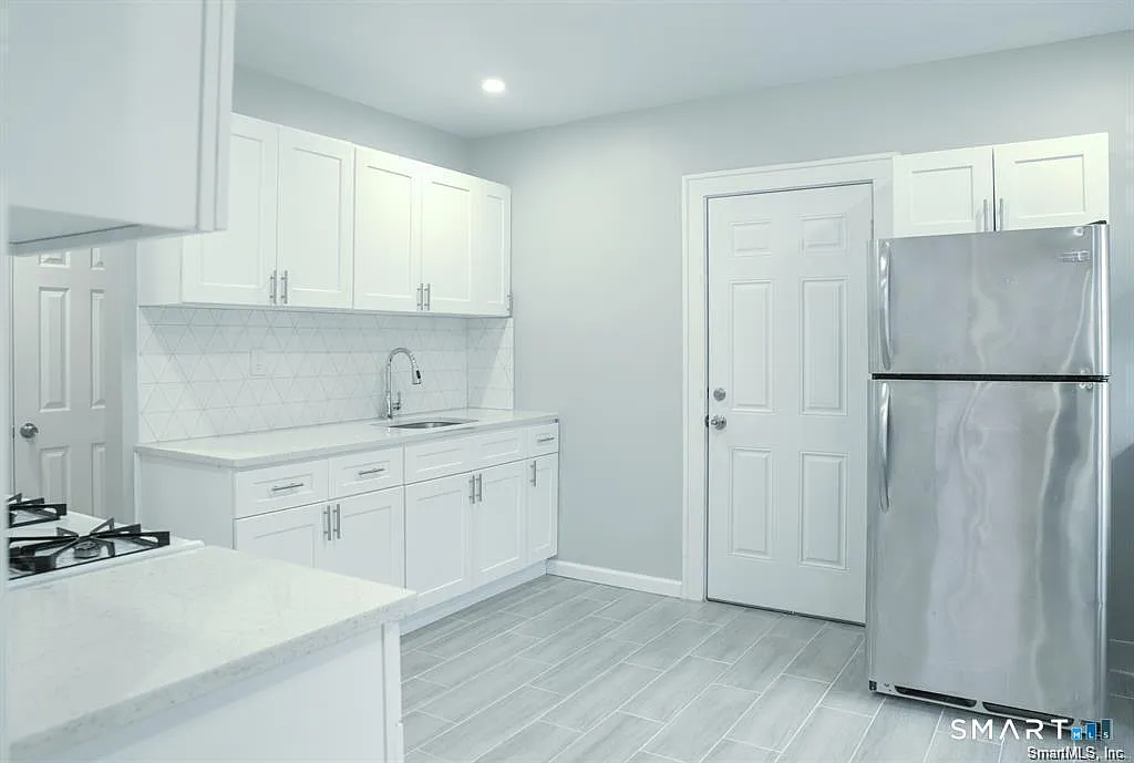 3 bed, 1.5 bath, 1000 sqft, $2,300 — Photo 2