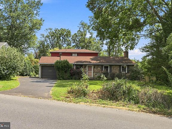 2nd image of 118 Glen Moore Cir