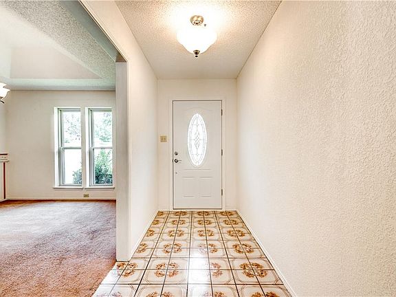 4th image of 313 Edinburgh Ct