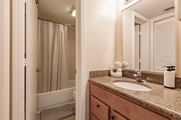 Full Bathroom 1
Air conditioning, bathtub, body soap, cleaning products, conditioner, hair dryer, heating, hot water, shampoo, shower gel.
