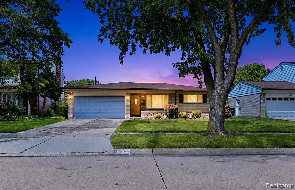 3 bed, 1.5 bath, 2642 sqft, $2,300 — Photo 3