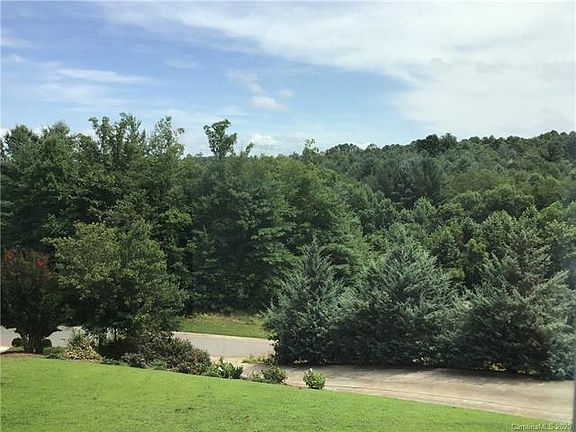 4th image of 209 Henrys Glen Dr