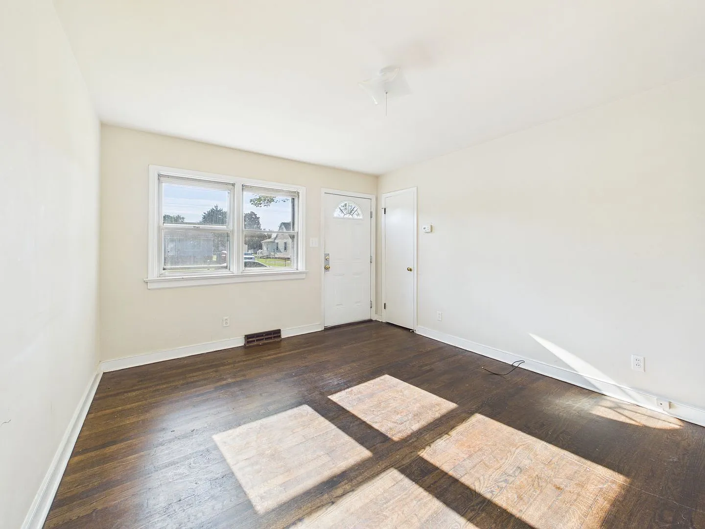 3 bed, 1.5 bath, 1304 sqft, $1,795 — Photo 2