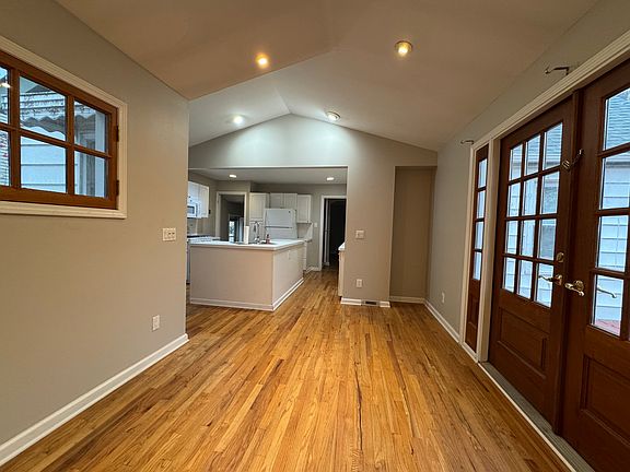 3rd image of 910 N Connecticut Ave