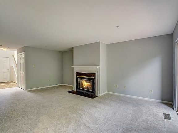 2nd image of 19 Oxford Ct