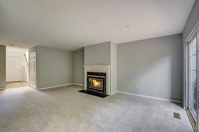 19 Oxford Ct — Photo 2
