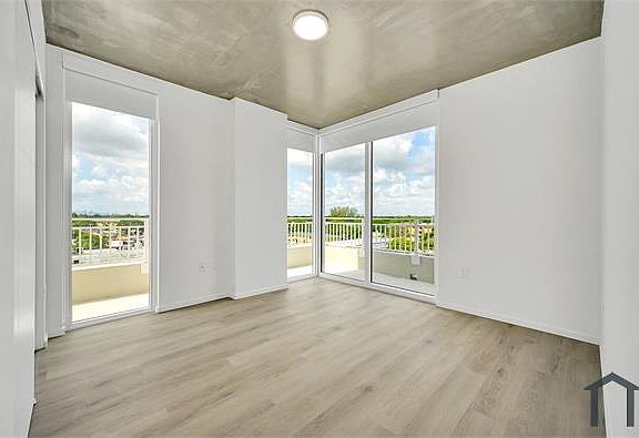 5th image of 475 NE 125th St #705