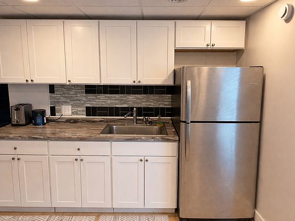 4th image of 611 W Henley St #2