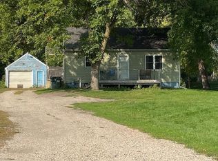 820 Dale St SW, Hutchinson, MN 55350