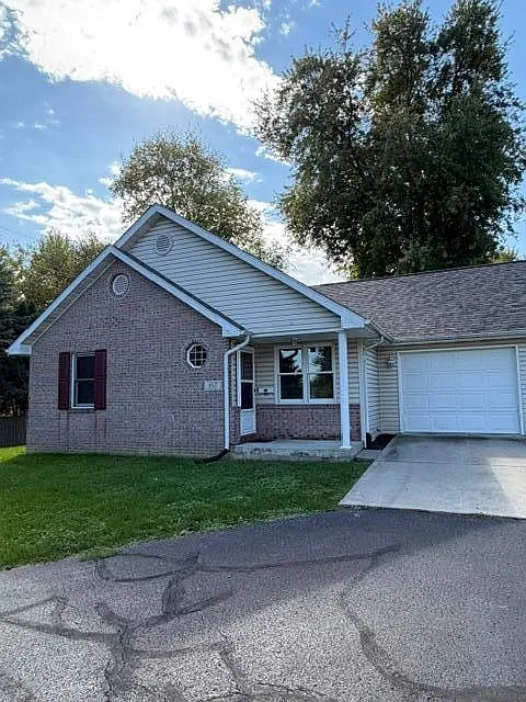 2 bed, 1.0 bath, 996 sqft, $1,300 — Photo 2