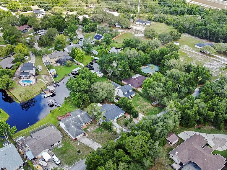 240 Maureen Dr — Photo 37