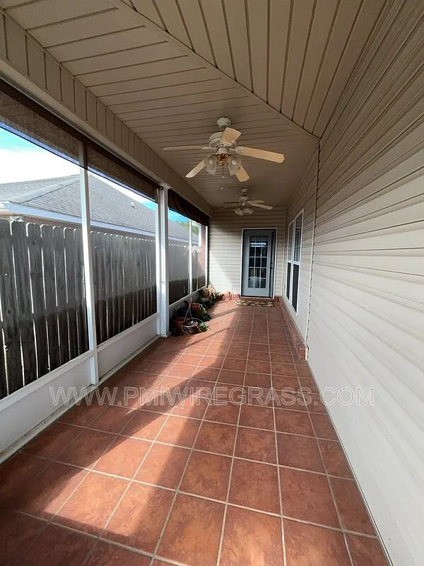 3 bed, 2.0 bath, 1822 sqft, $2,013 — Photo 2