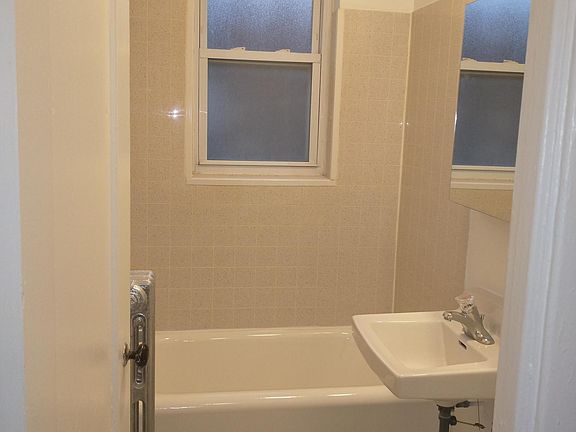 5th image of 1528 W Pratt Blvd #206