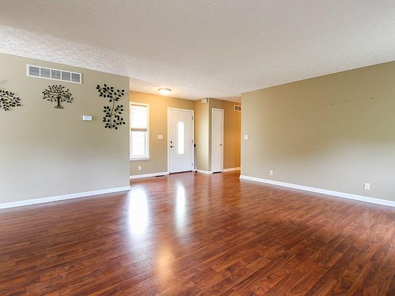 2nd image of 1608 Lindaire Ln E
