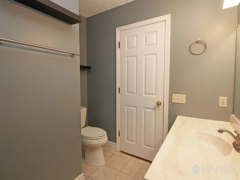 1041 Oak View Ct — Photo 15