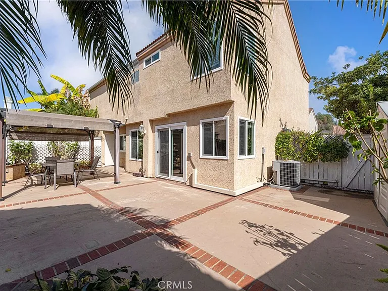 12 Dominguez St — Photo 29