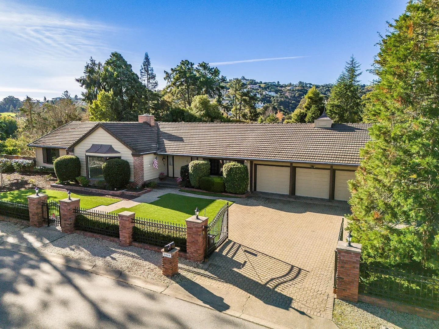 1040 Woodland Dr photo 1