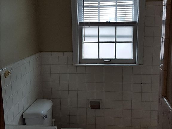 2nd image of 1938 Gardiner Ln APT 4