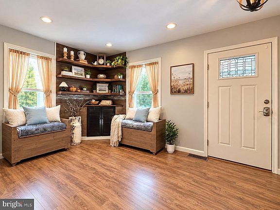 5th image of 556 A St