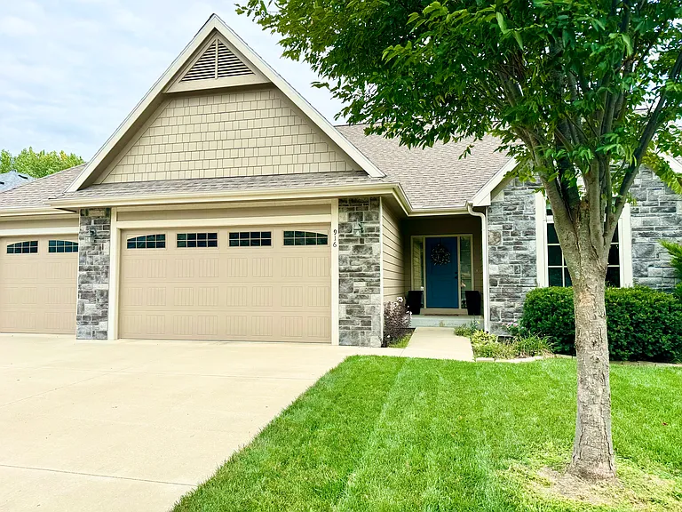 916 Diamondhead Dr — Photo 1