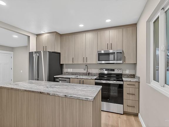 5th image of 929 10th St