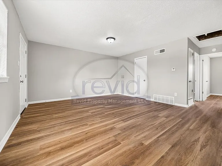 708 Hastings — Photo 18