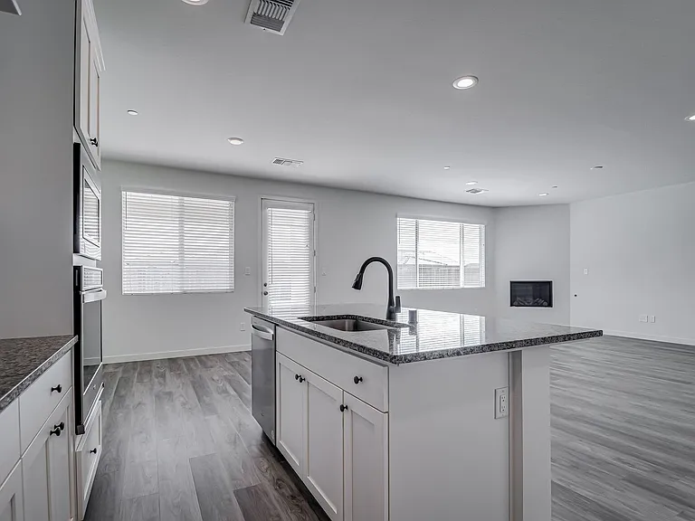 15017 Maryvale Ave — Photo 13