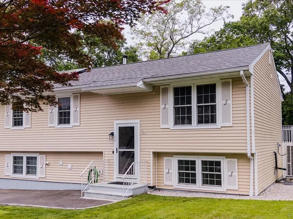 10 Carriage Drive, Naugatuck, CT 06770