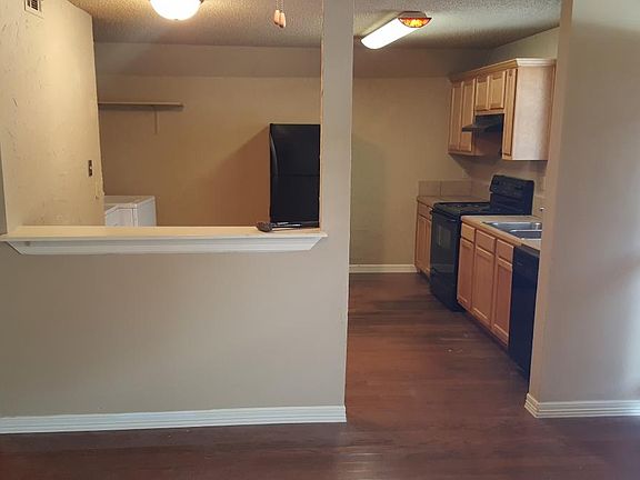 2nd image of 884 W Holly St APT 2