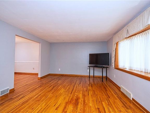 3rd image of 209 Elrose Dr