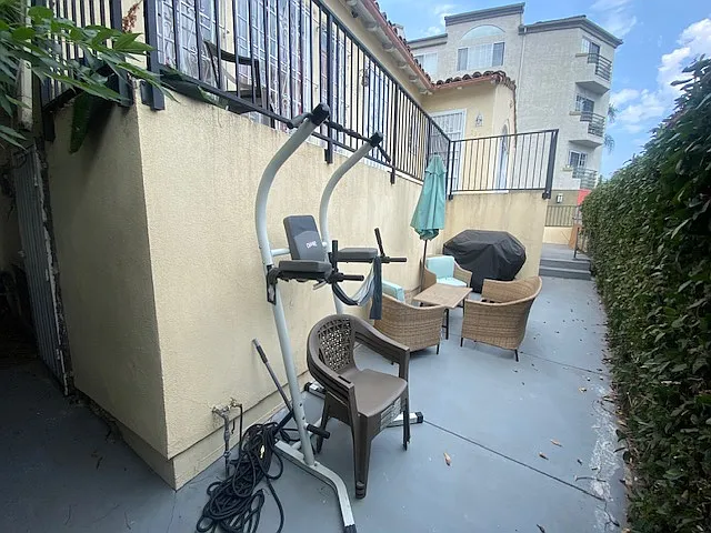 2338 N Cahuenga Blvd — Photo 24