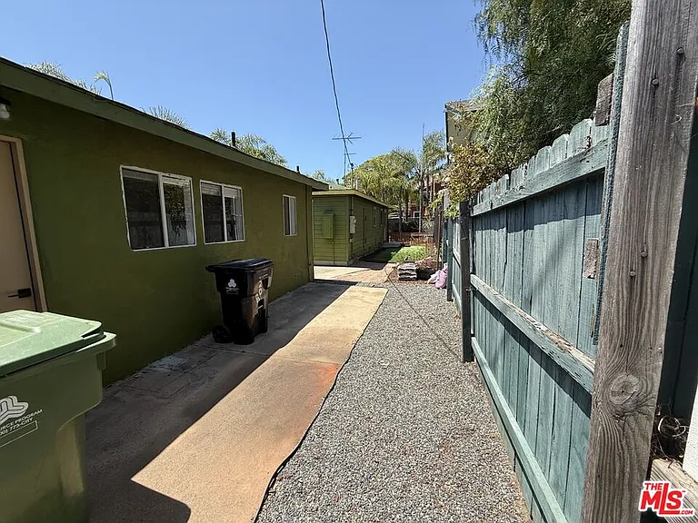 802 Superba Ave — Photo 14
