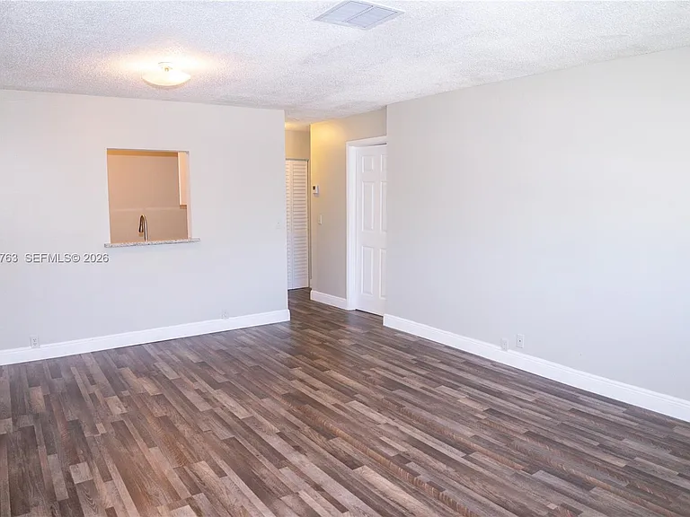 4240 Woodside Dr #4 — Photo 6