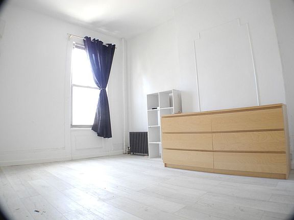 3rd image of 12-09 Jackson Ave #1