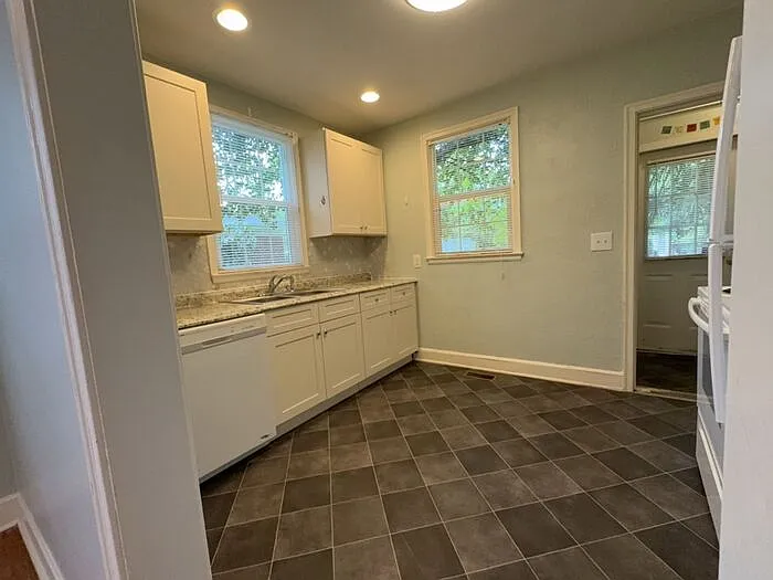 2944 Hope Ave — Photo 5