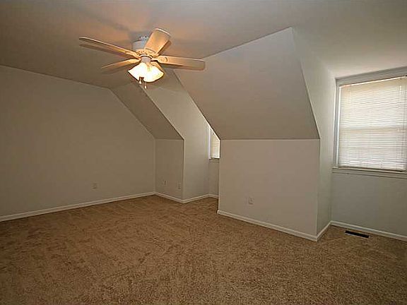 3rd image of 144 Kenilworth Dr