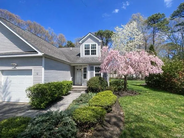 10 Gettysburg Drive, Port Jefferson Station, NY 11776